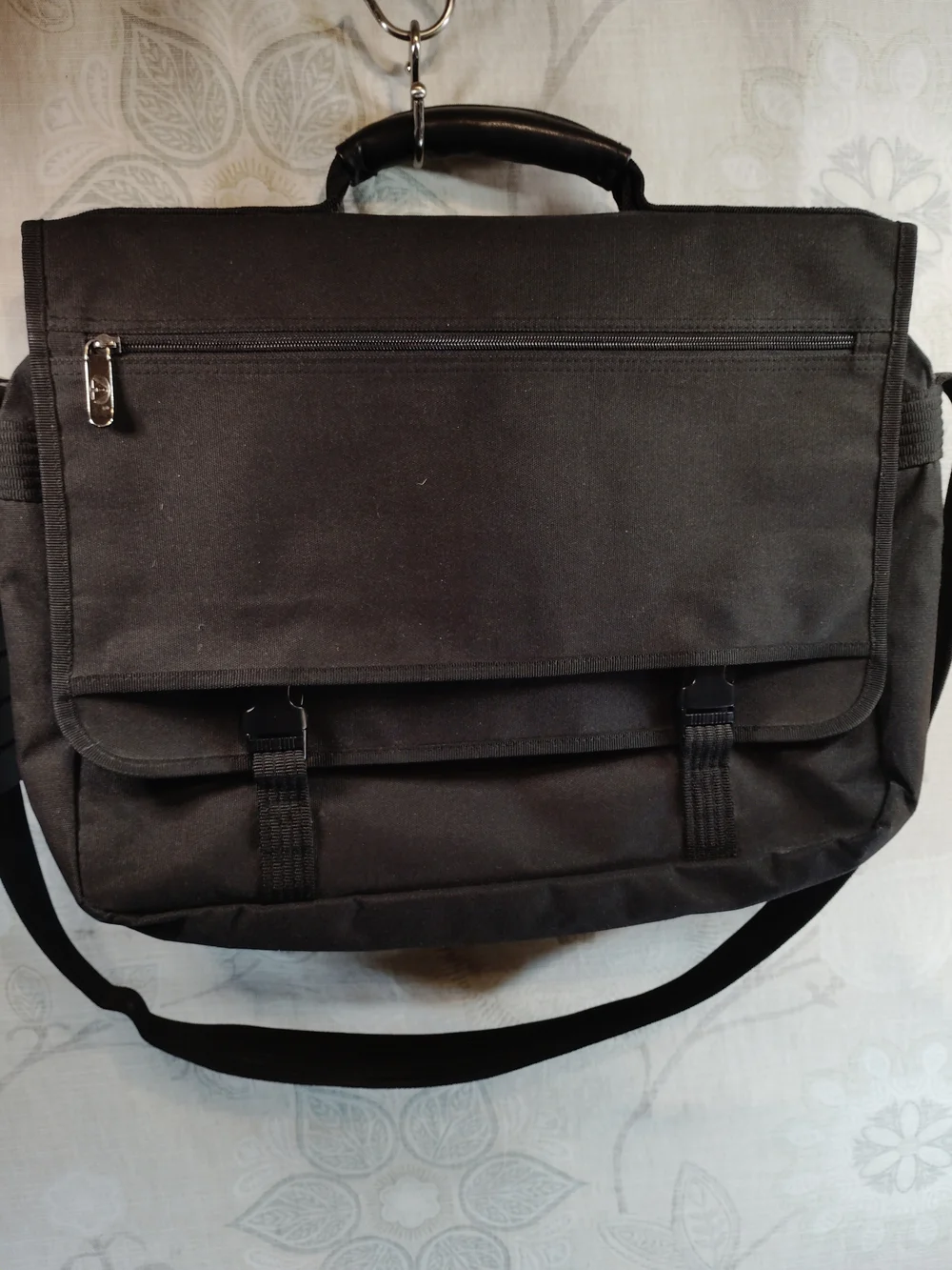 Avenue America Classic Black Messenger Bag - Durable Everyday Briefcase